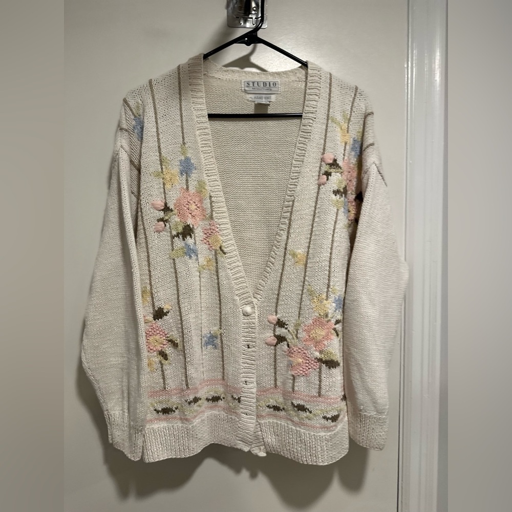 VTG Studio Style Sz: M Cream Hand Knit Cardigan Grandmacore Floral Cottagecore